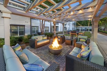 Outdoor lounge with fire pit